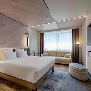 Novotel Muenchen Airport - Newly Renovated מלון